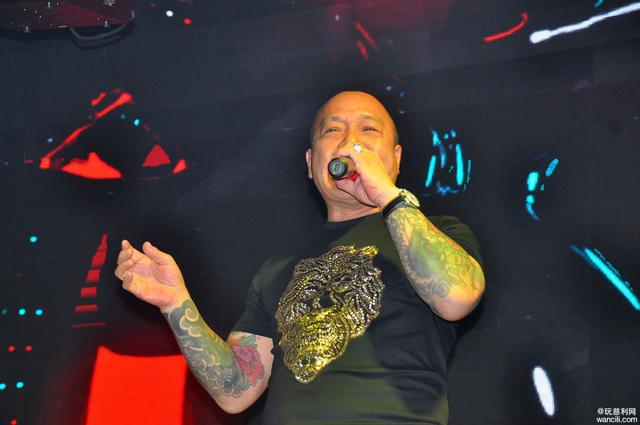 现场图文香港大b哥吴志雄献唱慈利博联天街载尚音乐酒吧
