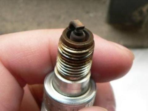 发动机火花塞什么时候更换？如果出现这三种现象，那么必须要更换