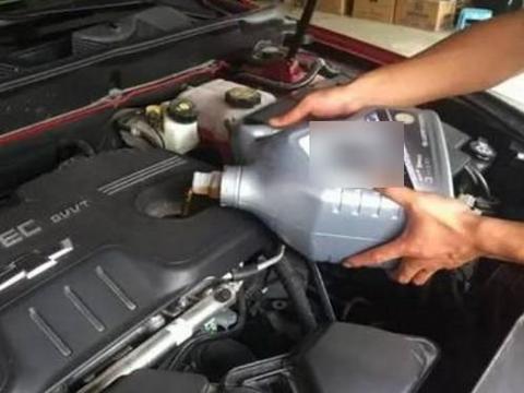 全合成机油一万公里一换？汽修工：不对！不改发动机就等着大修吧