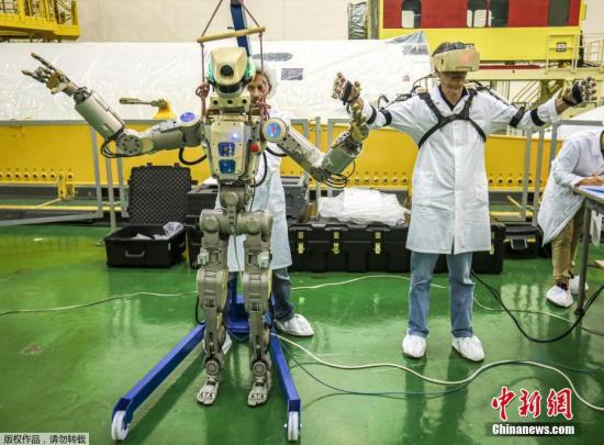 图为俄罗斯首个宇航用途的人形机器人Skybot F-850,该机器人身高超1.8米,重163公斤,不仅能开车、做俯卧撑和双枪快速射击等。