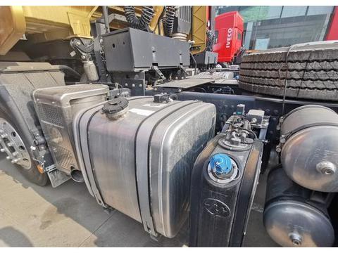 源自意大利技术 街头看560马力红岩杰狮C500北方版