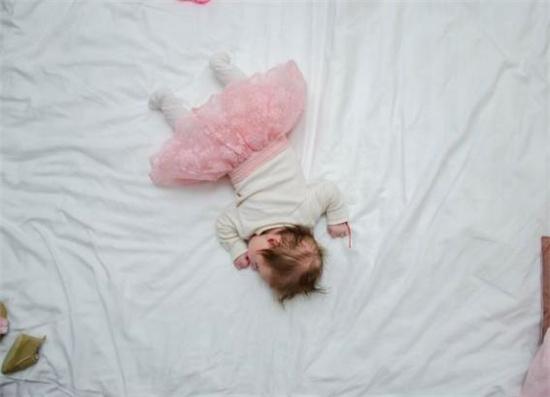 宝宝频繁夜醒是正常现象？原因宝妈别忽略，孩子睡整夜不难