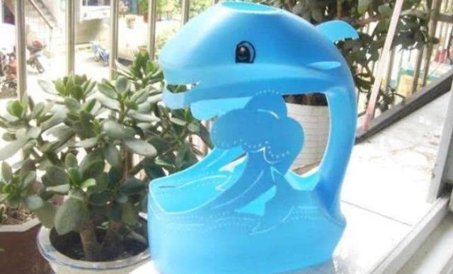 的洗衣液桶别再扔了,教你在家动手做花盆,