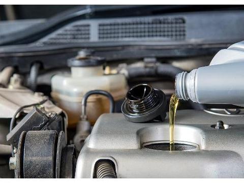 更换汽车机油导致发动机前机盖冒烟，你遇到过吗？