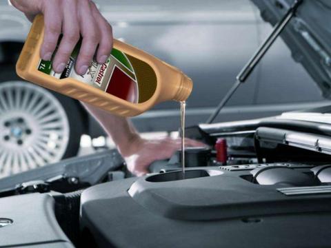 5000公里换一次机油的人，被坑了多少钱？机油多久更换才不伤车？