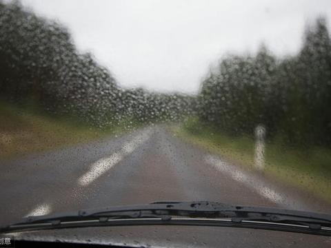 下雨天，汽车雨刮器吱吱响？修车工教你一办法，自己动手解决问题
