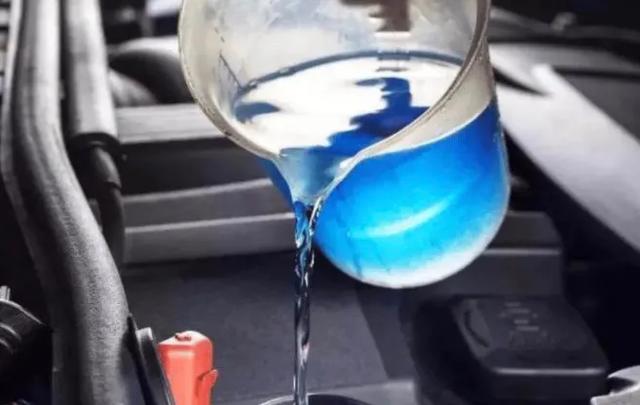 为啥防冻液还分不同的颜色？修车师傅：没加对，发动机绝对爆缸