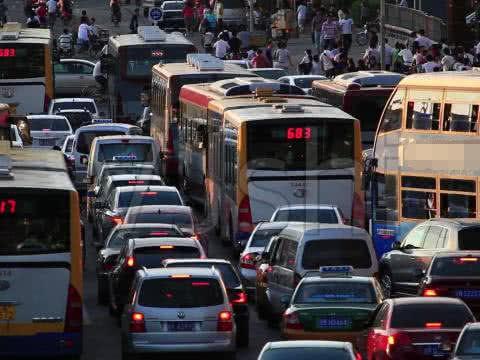 取消私家车限购政策，车主们都笑了：终于不用等摇号了