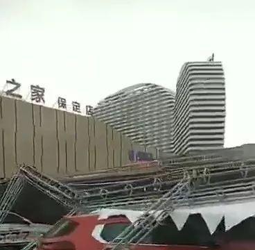 车展突发大风吹倒展架，经销商十多辆新车被砸