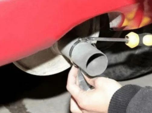 为啥有车主会在排气管上放磁铁？修车工：都学着点，这才是老司机