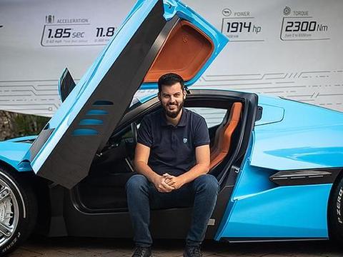 来猜猜，这男子身后是哪款车？提示：这货逼近2000匹马力