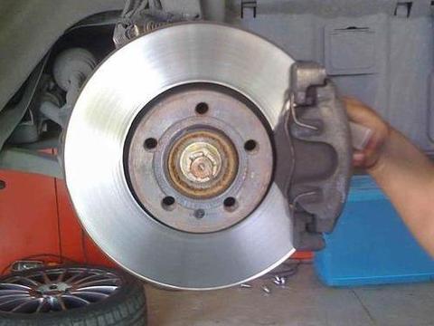 汽车刹车片多久更换一次？如何判断和检查？