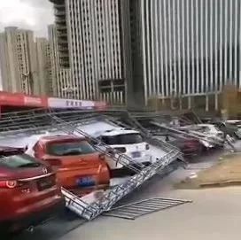 车展突发大风吹倒展架，经销商十多辆新车被砸