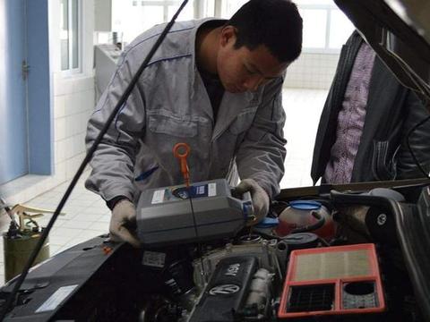 汽车保养只换换机油就行了？老司机：这4个零件不换，就白走一遭