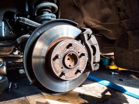 汽车刹车片需要多久更换一次？4S店建议3万公里，老司机：别傻了