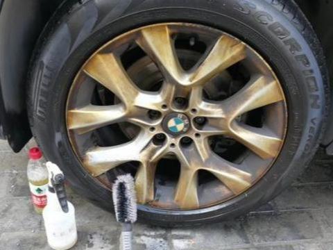 汽车轮毂脏东西洗不掉咋办？老司机教你一招，这个方法“贼靠谱”