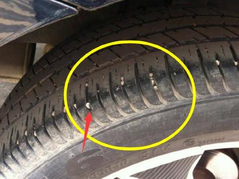 轮胎上面卡了小石头，不用一个一个抠，用这个方法管用又省事