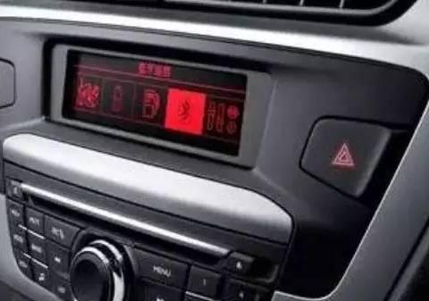 你这4个开车姿势，别人一看，就知道刚拿驾照