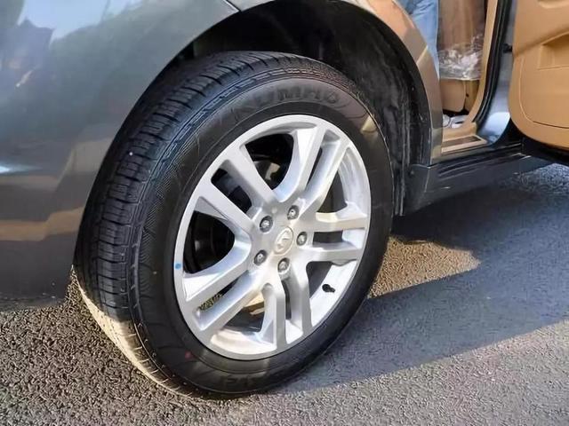 汽车轮胎部位需要定期检查