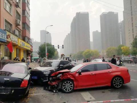 撞到豪车，倾家荡产可能都赔不起，咋办？交警：方法我搁这儿了