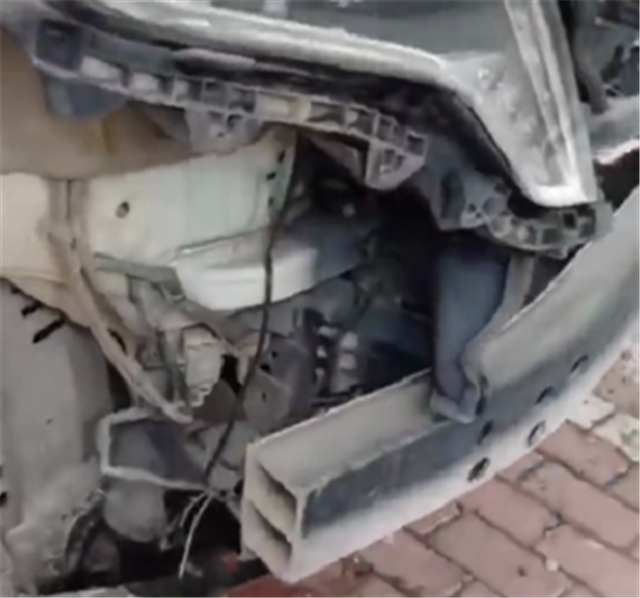 48万丰田霸道拆开前保险杠,看到防撞梁厚度时,才知这车有多耐撞