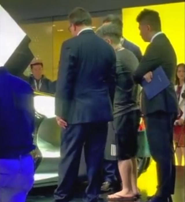 穿着人字拖逛车展,顺便定了一台2188万的超跑,这就是广东土豪