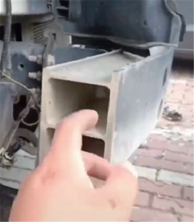 48万丰田霸道拆开前保险杠,看到防撞梁厚度时,才知这车有多耐撞