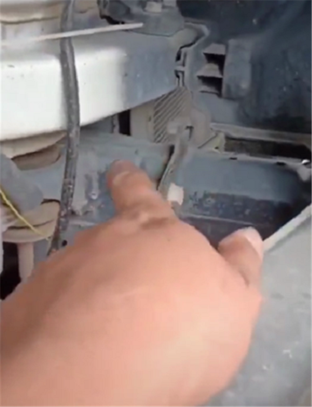 48万丰田霸道拆开前保险杠,看到防撞梁厚度时,才知这车有多耐撞