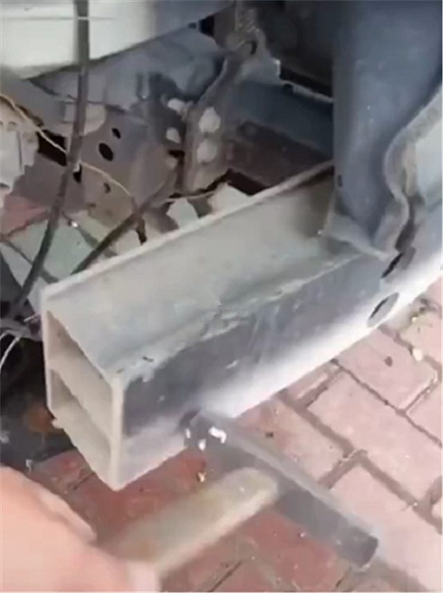 48万丰田霸道拆开前保险杠,看到防撞梁厚度时,才知这车有多耐撞