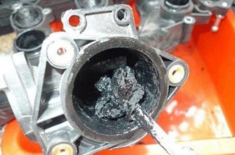 汽车保养只换机油？修车师傅：这个小孔及时清理，动力十足还省油