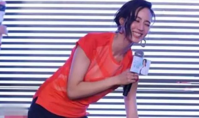 张钧甯参加活动，游戏环节引人注目，不愧是健身达人