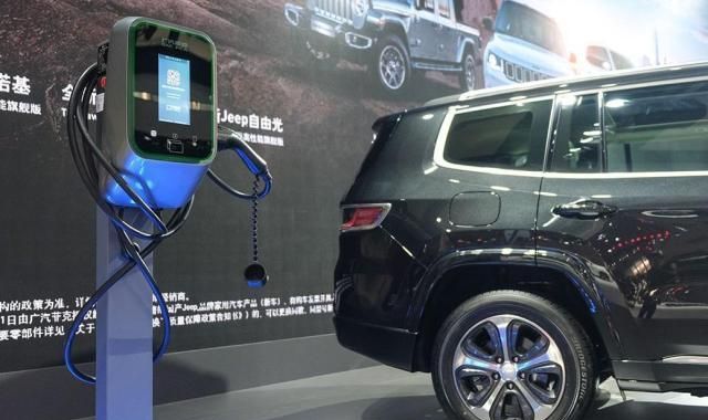 省油有情怀还能越野,全新Jeep指挥官PHEV试驾,百公里油耗1.7L