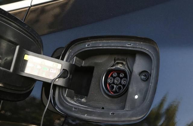 省油有情怀还能越野,全新Jeep指挥官PHEV试驾,百公里油耗1.7L