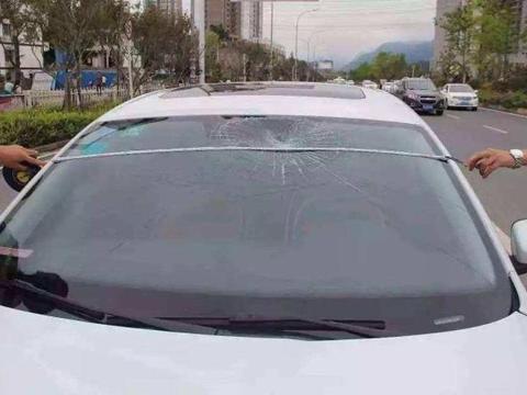 车停路边玻璃被砸，保险公司不给赔？