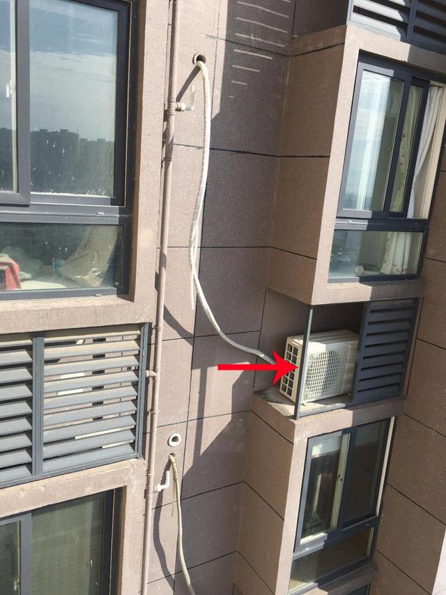 下面这位业主在自家阳台上安装的空调外机位也是挺奇葩的,两台空调外