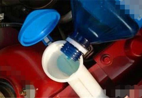 更换汽车玻璃水要注意什么？老司机：这些地方不注意离修车不远了