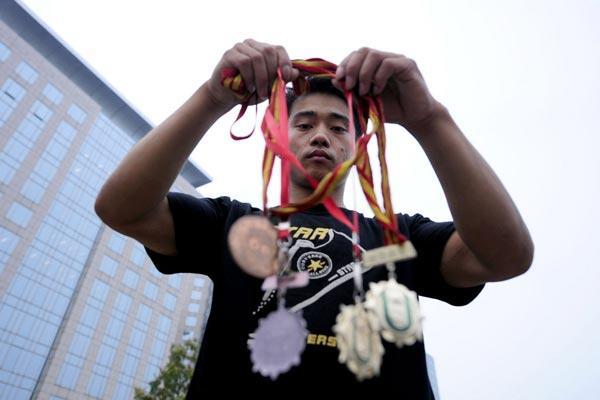 中国体育的悲哀！曝体操冠军张尚武再次入狱，曾沦落到地铁乞讨！