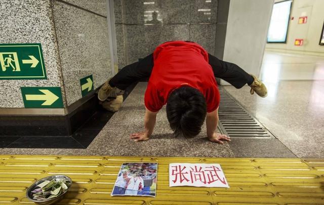中国体育的悲哀！曝体操冠军张尚武再次入狱，曾沦落到地铁乞讨！