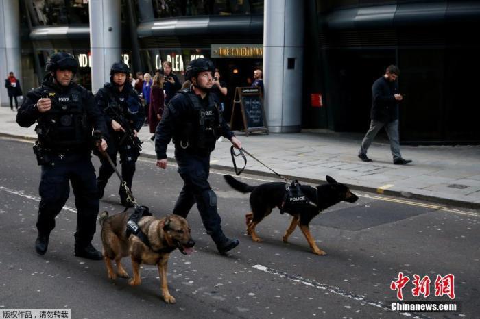 伦敦警察厅反恐负责人尼尔·巴苏称在嫌疑人身上的装置是一个恶作剧的爆炸装置。警方已展开对此事件的全面调查，并将尽快向公众提供案件调查最新情况。