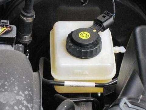 汽车上的刹车油、机油和防冻液，多长时间换一次？知道少吃亏