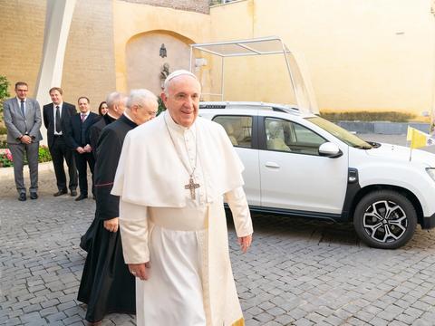 雷诺赠车给教皇 达契亚Duster成教皇新专车