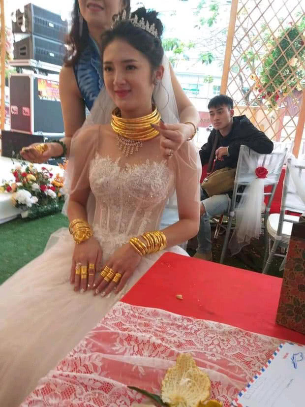越南"黄金婚礼"走红:新娘身上挂满黄金首饰