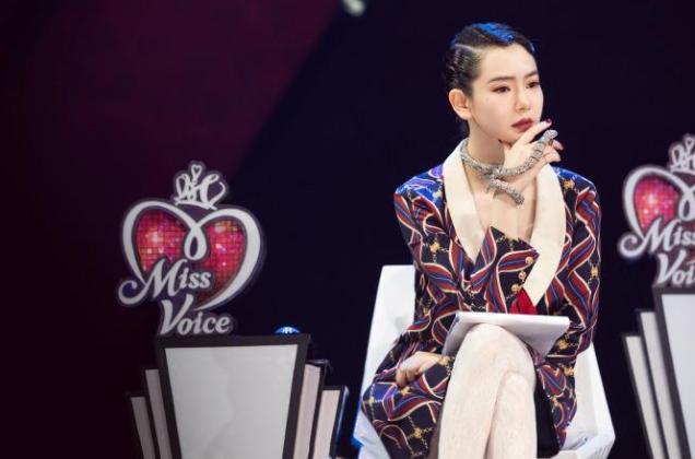 戚薇是哪来的勇气？手上的首饰，让人看了都起鸡皮疙瘩