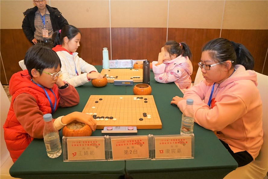 冯韵嘉 潘天行 乙组:王艺卓 申报业余5段的棋手是 乙组:邹瑞昫