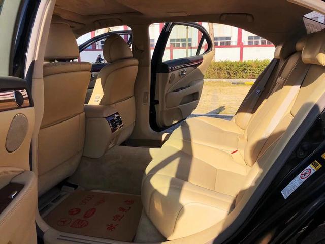 实拍这辆凌志LS460如今仅13万,外观尊贵大气,颇具强劲动感特质