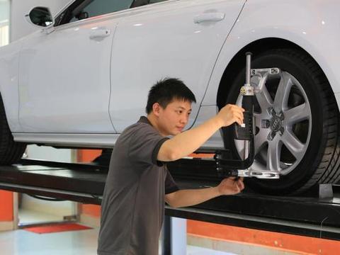 修车师傅：最没用的3个汽车保养项目，别傻傻的被“坑”了！