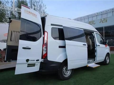 是会议室也是大床房，这款房车6座3卧高度仅2.4米，能上京蓝牌