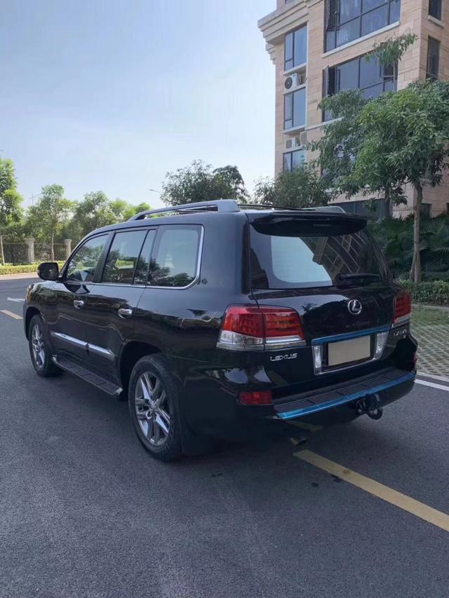 实拍这辆雷克萨斯LX仅售39万,外形成熟稳重,奢华舒适内部空间