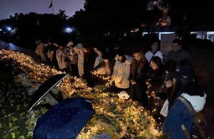 高以翔遗体空运回台湾，葬在邓丽君旁边，粉丝哭喊不舍