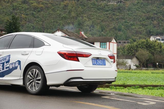 本田又一超实用B级车，轴距2830mm，一箱油1000km，造型不输雅阁